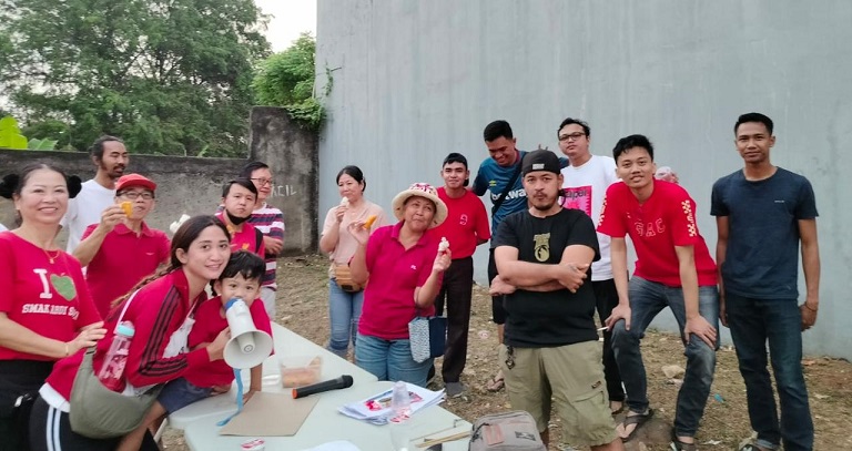 Tim panitia bersama para Ketua RT lain dan umat Thomas 1-4PAKAI==